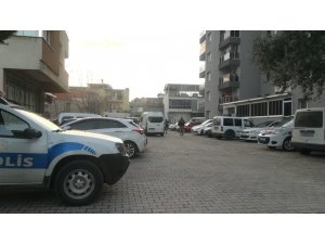 İzmir’de bir kadın uğradığı silahlı saldırıcı sonucu ağır yaralandı
