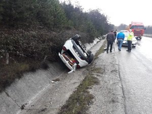 Kontrolden çıkan otomobil su kanalına düştü