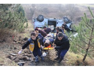 Yoldan çıkan minibüs şarampole yuvarlandı: 9 yaralı