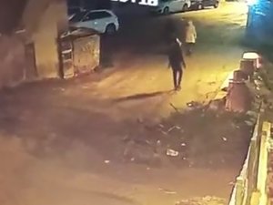 Pendik’te yaşlı kadının çantasını çalan kapkaççı kamerada