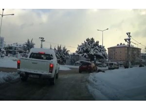 Bolu’da, kar nedeniyle yoldan yürüyen yaşlı adama otomobil çarptı