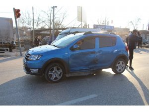 İşçi servisi otomobille çarpıştı: 1 yaralı