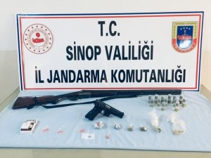 Aranan adreslerden ruhsatsız silah ve uyuşturucu çıktı