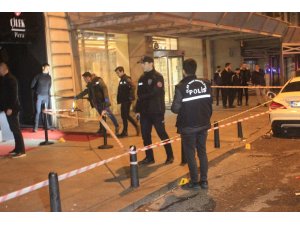 Beyoğlu’nda lüks araçla gelip tartıştıkları gruba ateş açtılar: 1 ağır yaralı