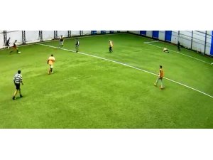 Halı sahada kalp krizinden ölüm anı kameralara yansıdı