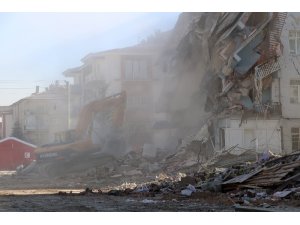 Elazığ’da depremde hasar gören bina çöktü