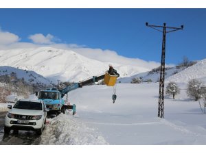 Tunceli’de yolda kalan çok sayıda tır kurtarıldı