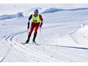 Bitlis’te 22 ilden 300 kayakçı kıyasıya yarışıyor
