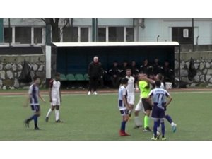 Kırmızı kart görünce hakeme yumruk attı