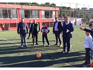 AK Partili Milletvekili Canbey, gençlerle top oynadı