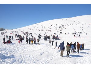 Yedikuyular Kayak Merkezinde güneşin keyfini çıkardılar