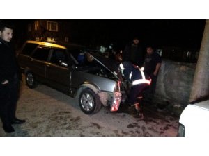 Direksiyonu kilitlenen otomobil direğe çarptı