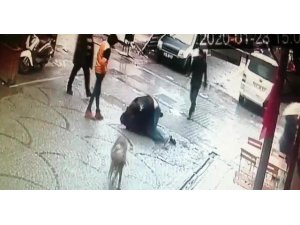 Tuzla’da iki gencin sokak ortasında tekmeli yumruklu kavgası kamerada
