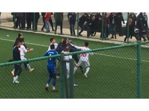 Futbol maçında tekme ve yumruklar konuştu