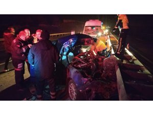 Kamyona arkadan çarpan otomobil bariyerlere savruldu: 1 ölü
