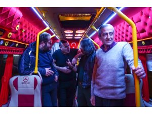 Modifiye tutkunu "Süslü"nün dolmuşunda renkli yolculuk