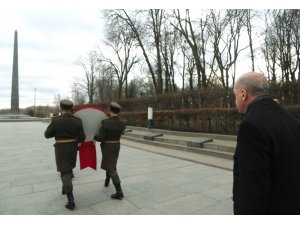 Cumhurbaşkanı Erdoğan, Ukrayna’da Meçhul Asker Anıtı’nı ziyaret etti