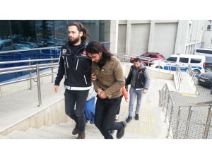 Adliyeye yüzünü kapatarak geldi, gazetecilere "çekmeye utanmıyor musunuz" diye tepki gösterdi