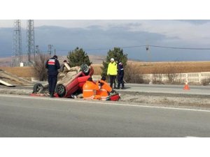 Takla atan otomobil su kanalına düştü: 3 yaralı
