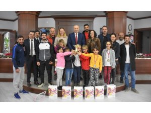 Şampiyon tenisçilerden Başkan Atabay’a ziyaret