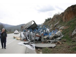 Oto camı yüklü tır devrildi, şehirlerarası yolda uzun araç kuyrukları oluştu