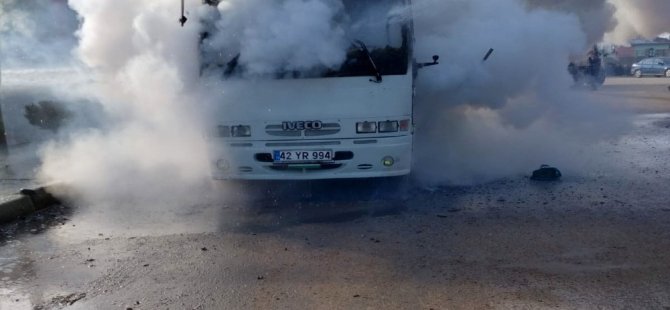 Seyir halindeki minibüs yandı