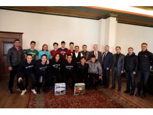 Başkan Arı, futbol il birinciliği müsabakasında dereceye giren sporcuları ödüllendirdi