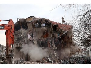 Depremde ağır hasar gören binaların kontrollü yıkımı görüntülendi