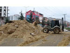 Yangın sonrası yer gök saman oldu