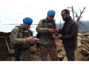 Elazığ Jandarma enkazda bulduğu ziynet eşyalarını sahibine ulaştırdı