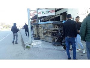 Virajı alamayan otomobilin takla atma anı kamerada