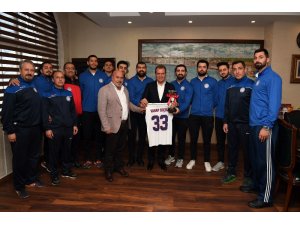 Namağlup basketbolcular, şampiyonluk sevincini Başkan Seçer ile paylaştı