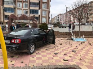 Otomobil çocuk parkına daldı