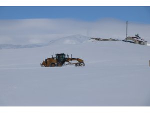 "Kar kaplanları"nın Ağrı'nın 2 bin rakımlı köylerinde karla mücadelesi