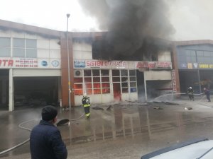 Sökülen otomobil parçalarını temizlerken iş yerini yaktı