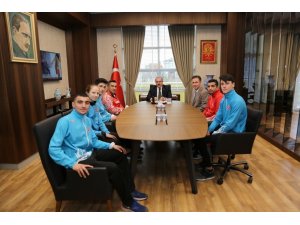 Şampiyon sporculardan Vali Toraman’a ziyaret