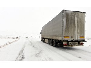 Ardahan'da kar ve tipi ulaşımı aksatıyor