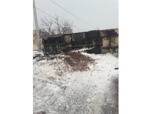 Tırın devrildiği kaza kamerada