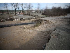 Düzce'de sağanak nedeniyle köprü yıkıldı