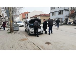 Yeni aldığı arabası az daha yanıyordu