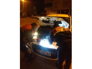 Araç motoruna giren kedi kurtarıldı