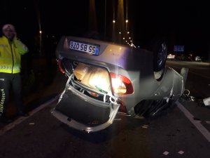 Bariyerlere çarpan otomobil takla attı: 1 yaralı
