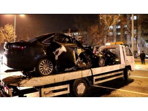 Halk otobüsüne çarpan otomobil hurdaya döndü