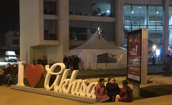 Manisa'daki iki ayrı depremin ardından vatandaşlar panik yaşadı