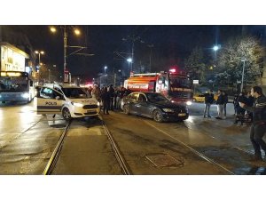 İtfaiye aracıyla otomobil tramvay yolunda çarpıştı: 1 yaralı