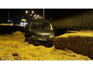 Otomobil, saman yüklü kamyonla çarpıştı: 2 yaralı