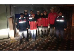 İzmir’de dağda kaybolan 3 kişiye 6 saat sonra ulaşıldı