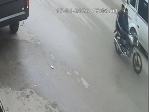 Eşiyle görüntülü konuşan turistin cep telefonunu çaldılar