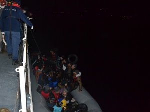 Ayvacık açıklarında durdurulan botlarda 67 düzensiz göçmen yakalandı