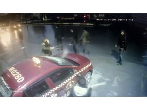 Esenyurt’ta taksinin camlarını sopalarla böyle kırdılar